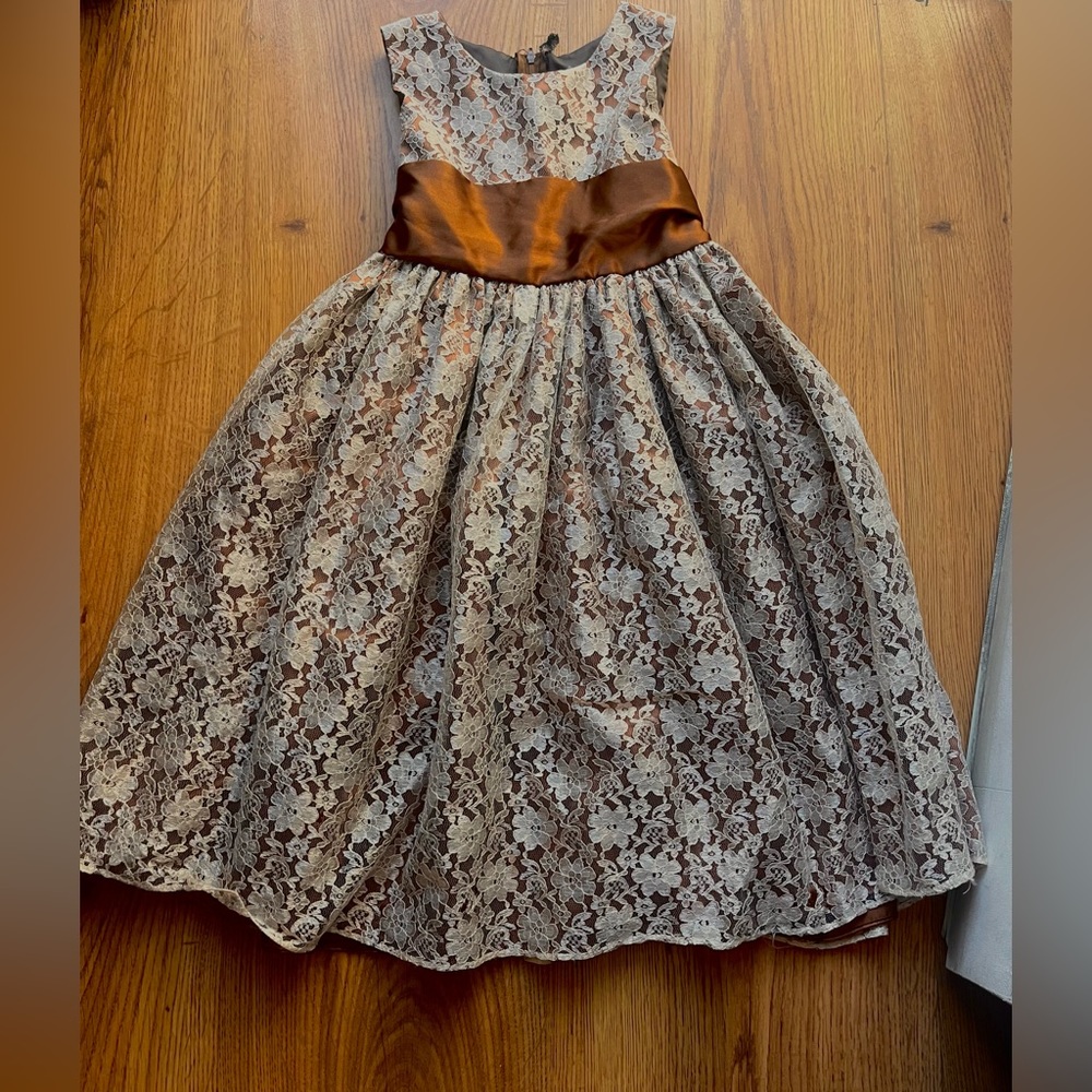 Brown/White Flowers Dress, In Size 8, The brand is Kiki Kids
